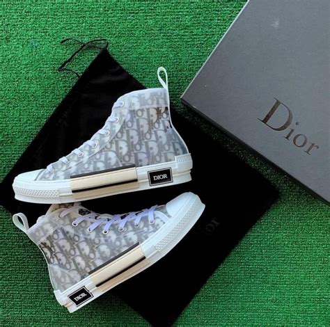 dior converse cost.